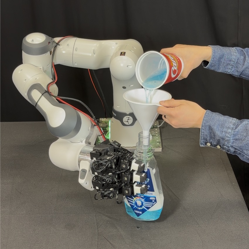 Dynamic bottle holding with current.